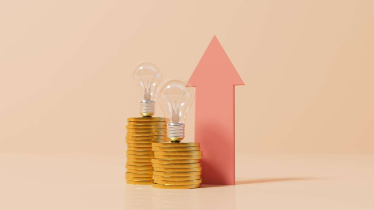 Изображение стопки монет с лампочками и стрелкой вверх, символизирующее идеи для увеличения дохода