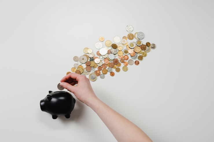 Sieviete krājkasītē-cūciņā liek monētas, jo var apmaksāt visus kredītus ar vienu, mazāku ikmēneša maksājumu